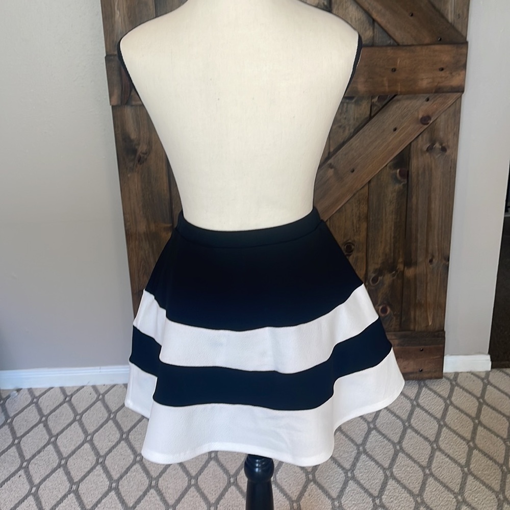 Black and white skirt - Picture 3 of 3